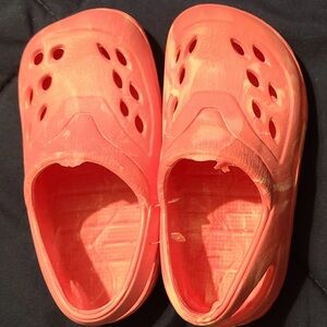 Childs pink plastic slip ons-8
